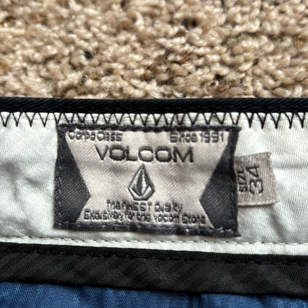 Volcom Shorts - Picture 6 of 7